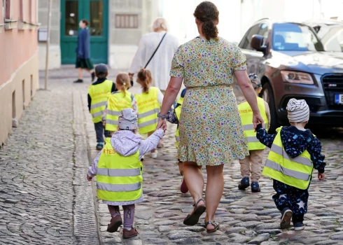 Valdības solījumā pensijas vecums nepieaug, tomēr pensijas saņēmēju skaits attiecībā pret strādājošo skaitu demogrāfijas dēļ pieaug gandrīz divas reizes. 