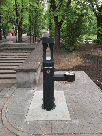 Rīgā šovasar izveidotas 11 jaunas brīvpieejas dzeramā ūdens uzpildes vietas jeb brīvkrāni; galvaspilsētā tādu ir 36. Visiem brīvkrāniem ūdeni piegādā no pilsētas ūdensvada, arī Jūrmalas gatves brīvkrānam, kura ūdeni daudzi uzskata par sevišķi tīru un īpašu; tautā to pat dēvē par svēto ūdeni.