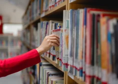 Vīrietis meiteni uzrunājis bibliotēkā.