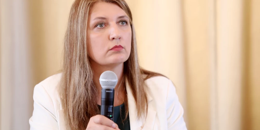 Latvijas Izglītības un zinātnes darbinieku arodbiedrības (LIZDA) priekšsēdētāja Inga Vanaga piedalās LIZDA padomes ārkārtas sēdē, lai ar politiķiem spriestu par iespējām turpināt pedagogu darba samaksas grafika izpildi.