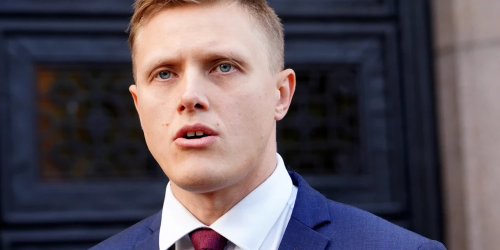 Opozīcijas deputāts Jānis Dombrava (NA).