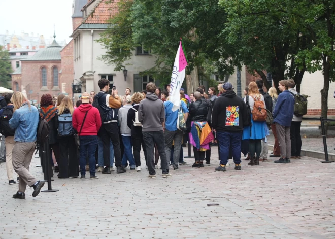 Kvīru kora protests pie Saeimas.