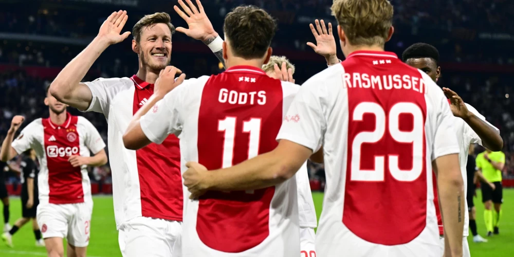 Pārliecinošā uzvara ļāvusi Amsterdamas "Ajax" pēc pirmās kārtas kļūt par UEFA Eiropas līdervienību.