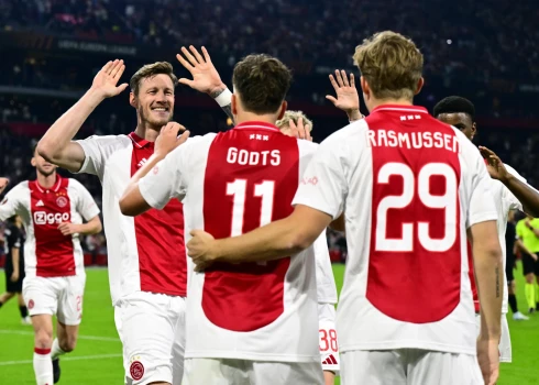 Pārliecinošā uzvara ļāvusi Amsterdamas "Ajax" pēc pirmās kārtas kļūt par UEFA Eiropas līdervienību.