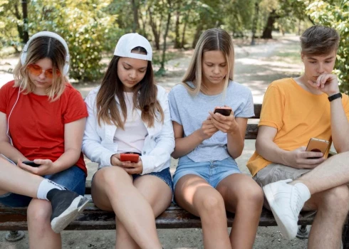 Aptaujas dati rāda, ka skolas laikā visbiežāk mobilie telefoni tiek lietoti starpbrīžos (95 %) un no rīta pirms stundu sākuma (59 %).