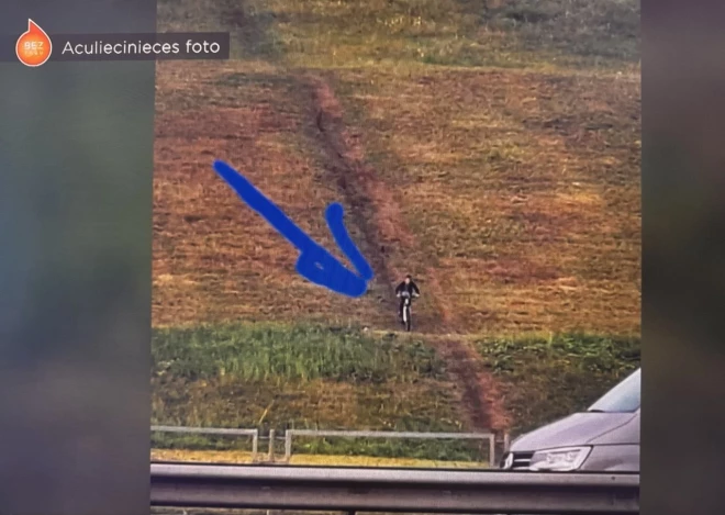 Мальчик мчится вниз по одному из склонов холма.