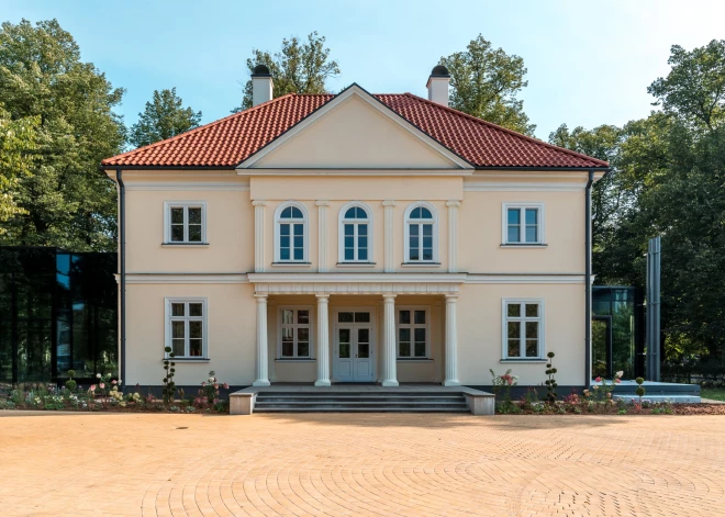 Pirms vairāk nekā 100 gadiem Ēbelmuiža bijusi populāra bagātāko un ievērojamāko Rīgas namnieku atpūtas vieta, tagad tā rūpīgi restaurēta un atjaunota trīs stāvos.