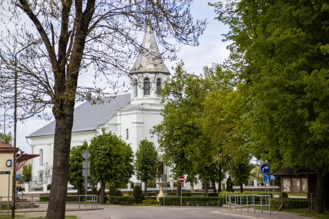 Augšdaugavas novada pašvaldību satrauc vandaļu grupējumi, kura posta par Sēlijas pērli dēvētās Ilūkstes apstādījumi un pa pilsētu izmētā atkritumus.