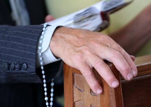 Katoļu priesterim Zeiļam par seksuāliem noziegumiem piespriež sešus gadus un desmit mēnešus cietumā.