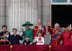 No kreisās: princese Anna, princis Džordžs, Velsas princese Ketrīna, princis Luiss, Velsas princis Viljams, princese Šarlote, karalis Čārlzs III un karaliene konsorte Kamilla.