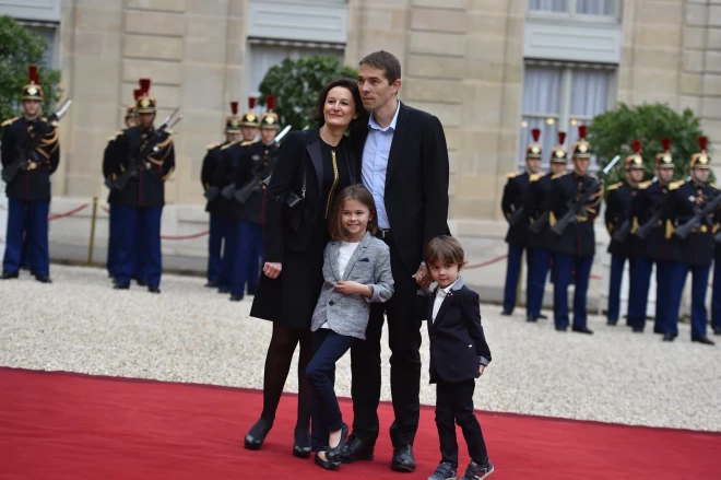 Brižitas dēls – Sebastjēns Ozjērs kopā ar sievu un bērniem, piedaloties jaunā Francijas prezidenta Emanuela Makrona inaugurācijas ceremonijā Elizejas pilī Parīzē 2017. gadā.