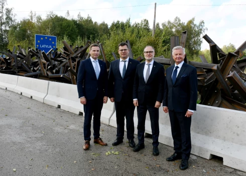 Lietuvas aizsardzības ministrs Laurīns Kasčūns (no kreisās), Latvijas aizsardzības ministrs Andris Sprūds, Igaunijas aizsardzības ministrs Hanno Pevkurs un Polijas Aizsardzības ministrijas valsts sekretāra vietnieks Staņislavs Vžateks piedalās preses konferencē pie Silenes robežkontroles punkta, kurā pārrunā NATO austrumu robežas stiprināšanas plānus.