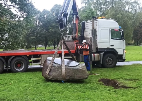 В Риге демонтирован памятный знак Московского сада.