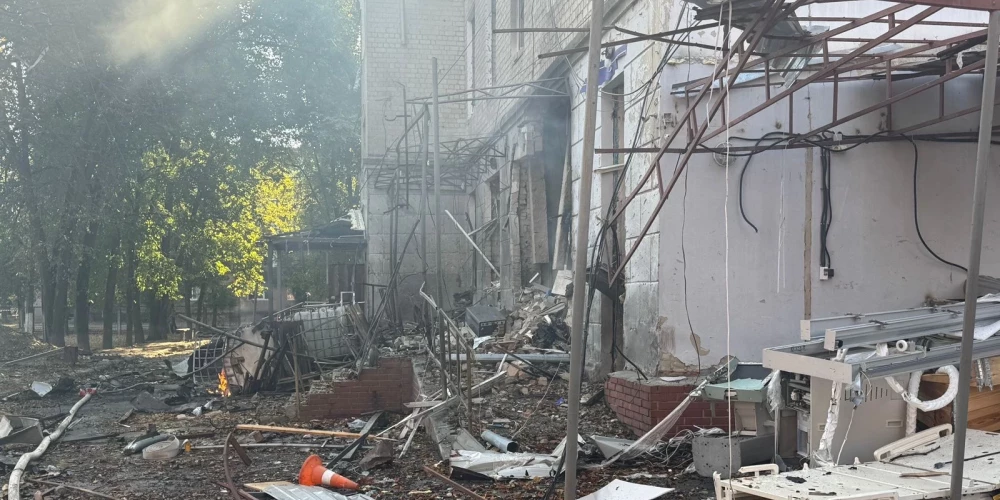 Спасатели продолжают извлекать из-под завалов пострадавших.