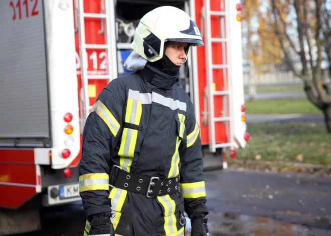 В Риге пожарные эвакуировали 30 человек из здания, где загорелся электроприбор