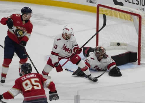 Sandis Vilmanis (#95) gūst vārtus pret Karolīnas "Hurricanes".