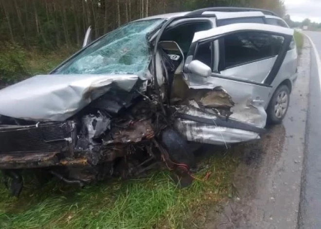 ВИДЕО: лобовое столкновение двух автомобилей у Аугшлигатне; на этот раз обошлось без жертв