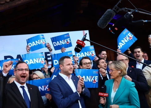 Austrijas Brīvības partijas biedri jau līksmo (foto: Scanpix / EPA)