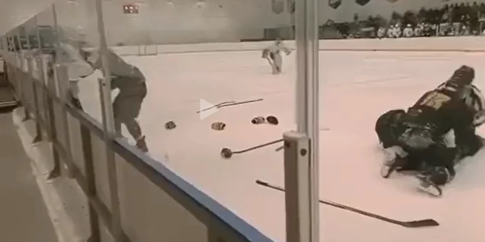 Parasts kautiņš hokeja spēlē, taču čekistu apstrādātājus grib uz daudziem gadiem iesēdināt cietumā (ekrānuzņēmums no video)
