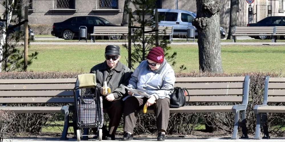 Pensionāri Ziedoņdārzā.