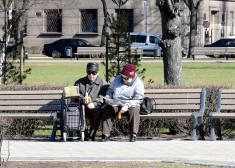 Pensionāri Ziedoņdārzā.