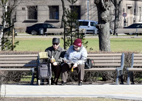 Pensionāri Ziedoņdārzā.