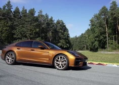 Auto ziņas: pirmais brauciens ar jauno un askētisko Porsche Panamera e-hybrid