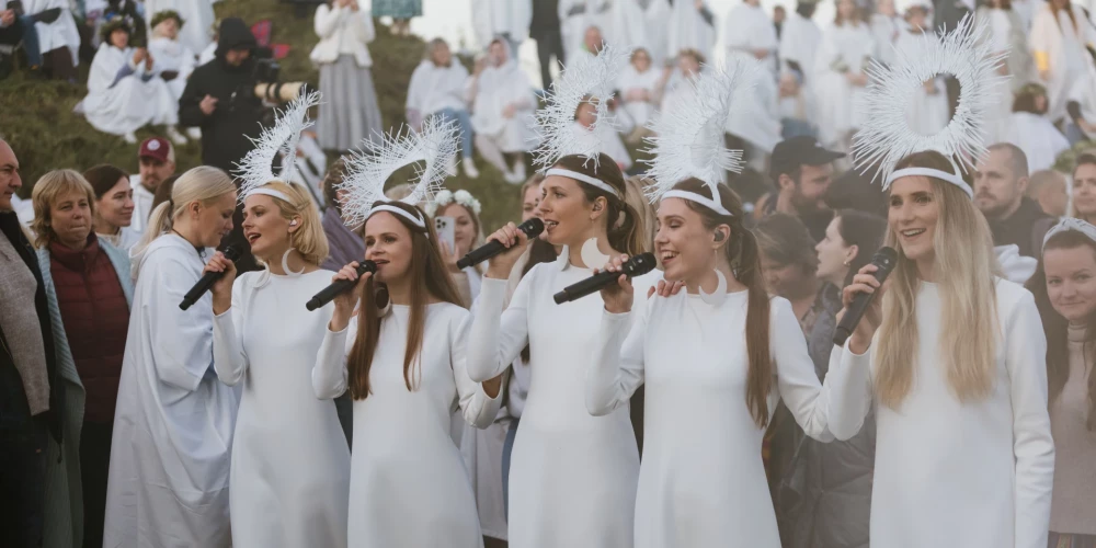 Piedzīvo mūzikas, dabas un latviešu tradīciju mijiedarbību kopā ar "Tautumeitām" visenerģētiskākajā gada laikā – vasaras saulgriežos! 