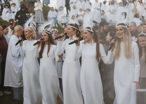 Piedzīvo mūzikas, dabas un latviešu tradīciju mijiedarbību kopā ar "Tautumeitām" visenerģētiskākajā gada laikā – vasaras saulgriežos! 