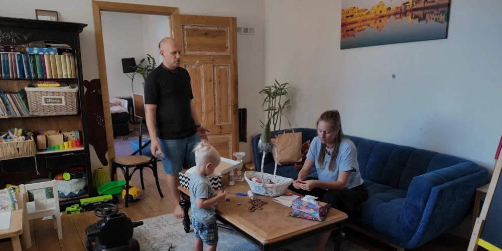 Uģis Kuģis un viņa sieva nevēlas, lai dēli biedrojas ar bērniem, kuri nav krišnaīti.