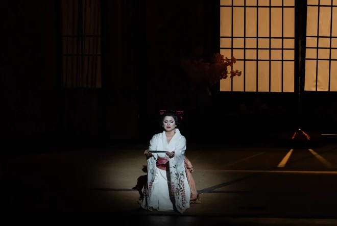 Izrādē "Madama Butterfly" viņa ir Čo-Čo-sana,