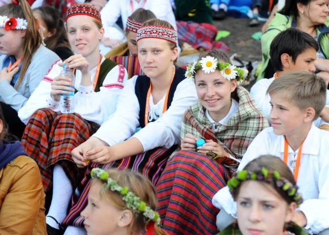 Skolēnu dziesmu un deju svētku rīkotāji nobažījušies par zemo jauniešu aktivitāti