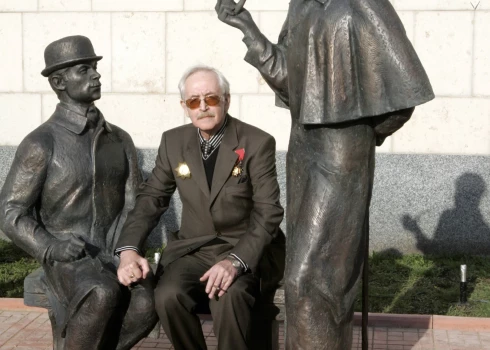 Vasilijs Ļivanovs pie Šerloka Holmsa un doktora Vatsona statujas Maskavā 2007. gadā