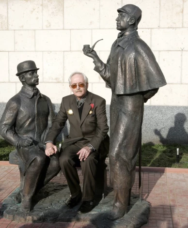 Vasilijs Ļivanovs pie Šerloka Holmsa un doktora Vatsona statujas Maskavā 2007. gadā