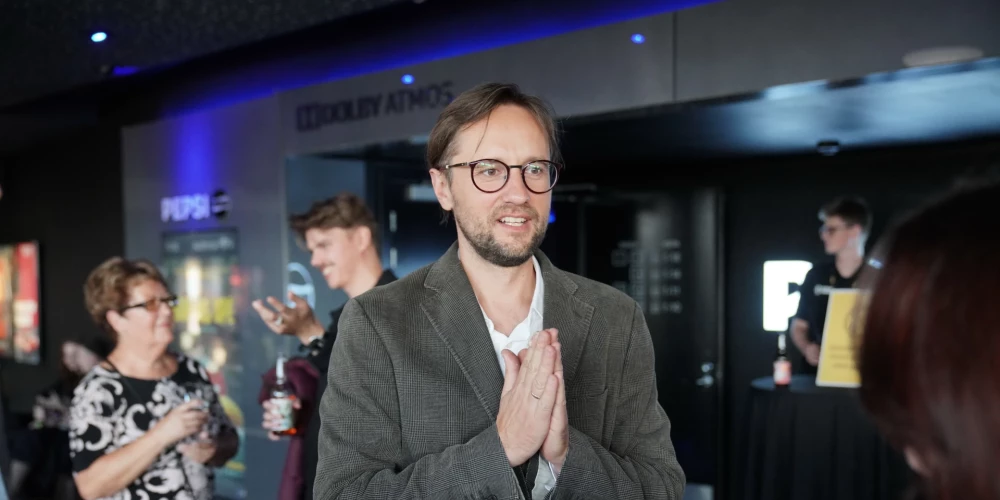 Kristaps stāsta, ka, līdzīgi kā filmas varonim, arī viņam nācies pacīnīties par savu vietu ģimenē un cieņpilnām attiecībām ar audžubērniem. Tieši šī pieredze iedvesmojusi viņu izveidot filmu.