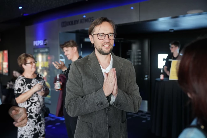 Kristaps stāsta, ka, līdzīgi kā filmas varonim, arī viņam nācies pacīnīties par savu vietu ģimenē un cieņpilnām attiecībām ar audžubērniem. Tieši šī pieredze iedvesmojusi viņu izveidot filmu.