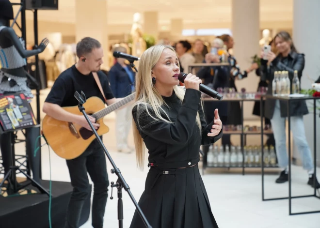 Aijas Andrejevas spilgtāko skatuves tērpu izstādes atklāšana tirdzniecības centrā “Spice” (foto: Mārtiņš Ziders)