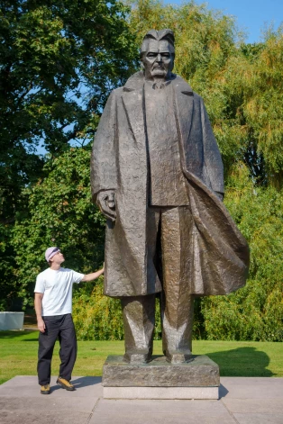 Grupas "Triānas parks" ģitārists Artūrs Strautiņš dažreiz atnāk pie sava senča pieminekļa, lai domās aprunātos ar rakstnieku.