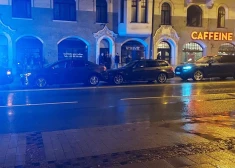 FOTO, VIDEO: pie Stūra mājas Rīgas centrā saskrienas vairākas automašīnas; glābēju auto iebuktē garāmbraucēju