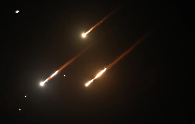 Irāna uz Izraēlu raidījusi 200 raķetes.