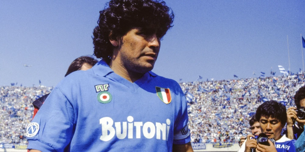 Viens no pasaules visu laiku izcilākajiem futbolistiem Djego Armando Maradona.