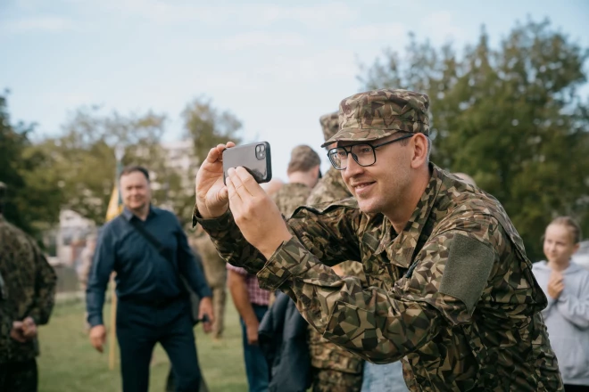 Reinis Ošenieks, pirmo reizi sevi ieraugot zemessarga formā, sajuties mazliet dīvaini. “It sevišķi ar cepuri galvā, jo līdz šim ikdienā cepuri nevalkāju. Izņemot dažreiz ziemā, kad patiešām ir ļoti auksti.”