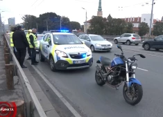 На Вантовом мосту в Риге врезался в ограждение и погиб мотоциклист