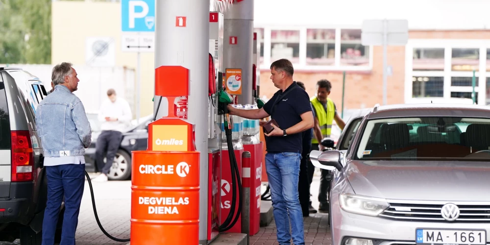 Automašīnas degvielas uzpildes stacijā "Circle K".