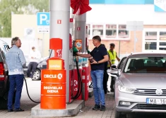 Automašīnas degvielas uzpildes stacijā "Circle K".