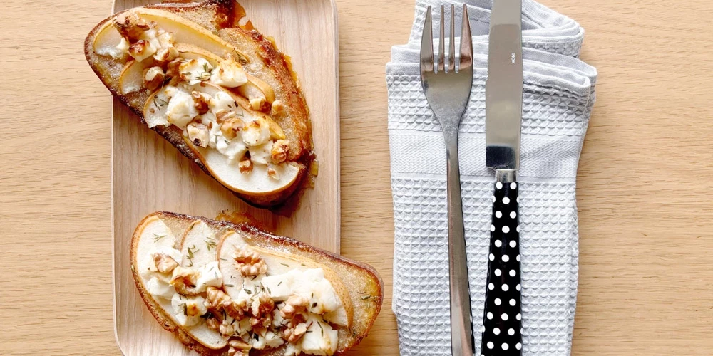 Karstmaizes ar bumbieriem un kazas sieru.