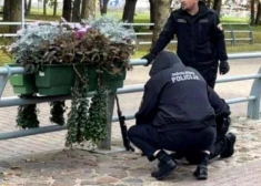 Ventspils pašvaldības policisti aiztur vīrieti, kurš otrdien Ventspilī vicinājās un šaudījās ar pneimatisko automātu.