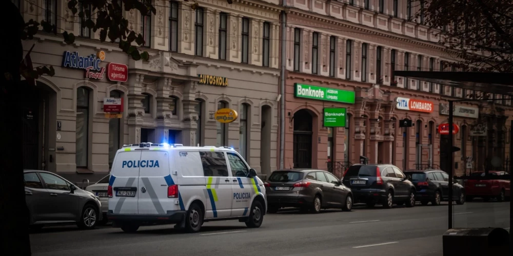 Sievietei par uzbrukumu policistam un Krievijas agresijas slavināšanu piemēro naudas sodu. 