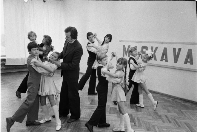 Sešdesmito gadu beigās modē nāca arī modernās dejas – valsis, samba, rumba un fokstrots.