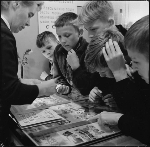 Vieni krāja markas ar putniem, otri ar vilcieniem, trešie ar kosmonautiem.